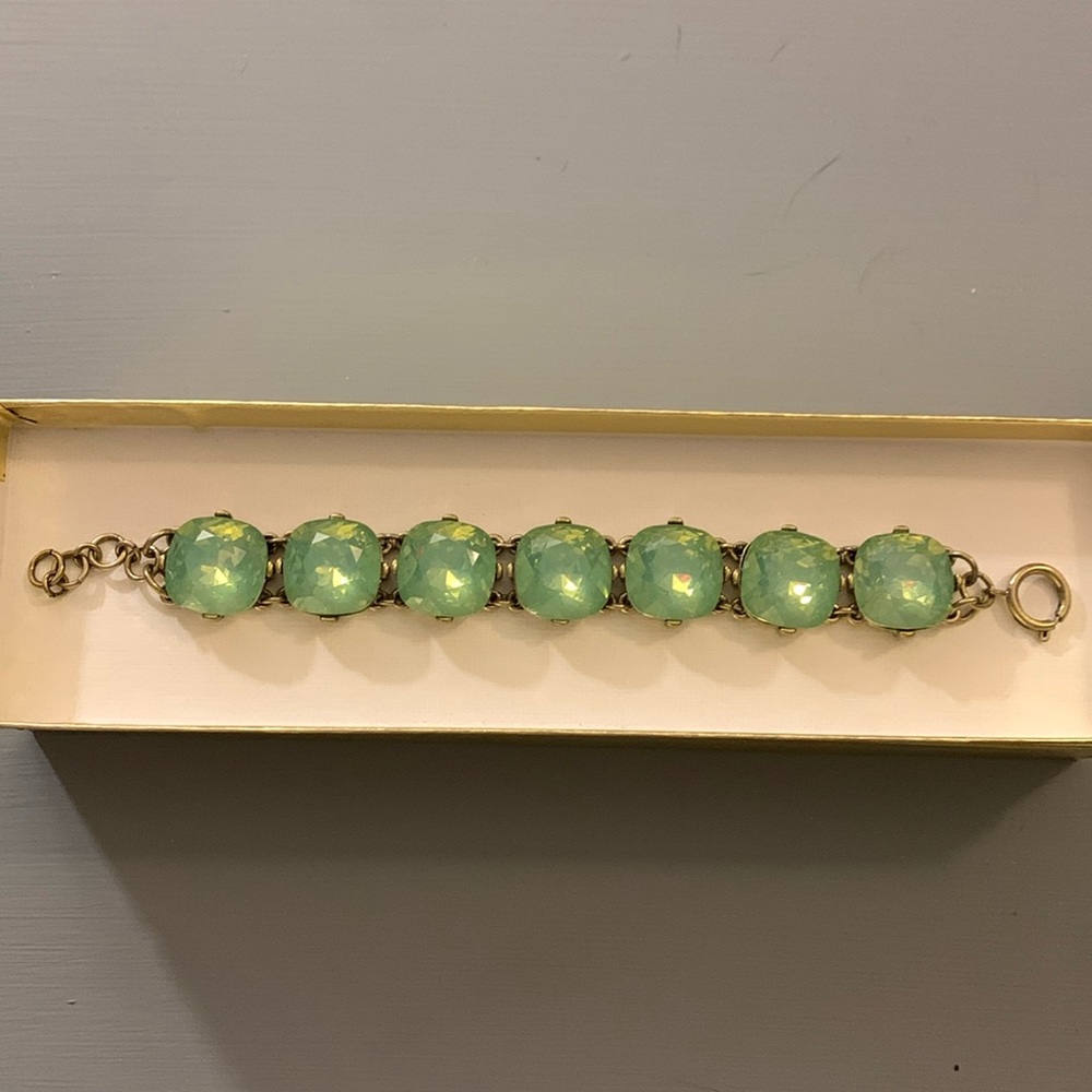 Green Crystal bracelet set in brass/goldtone metal